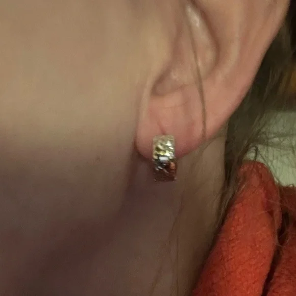 10K SOLID Yellow Gold Two-Tone Diamond-Cut Huggie Earrings Hoops Hoops 10kt - Picture 7 of 7